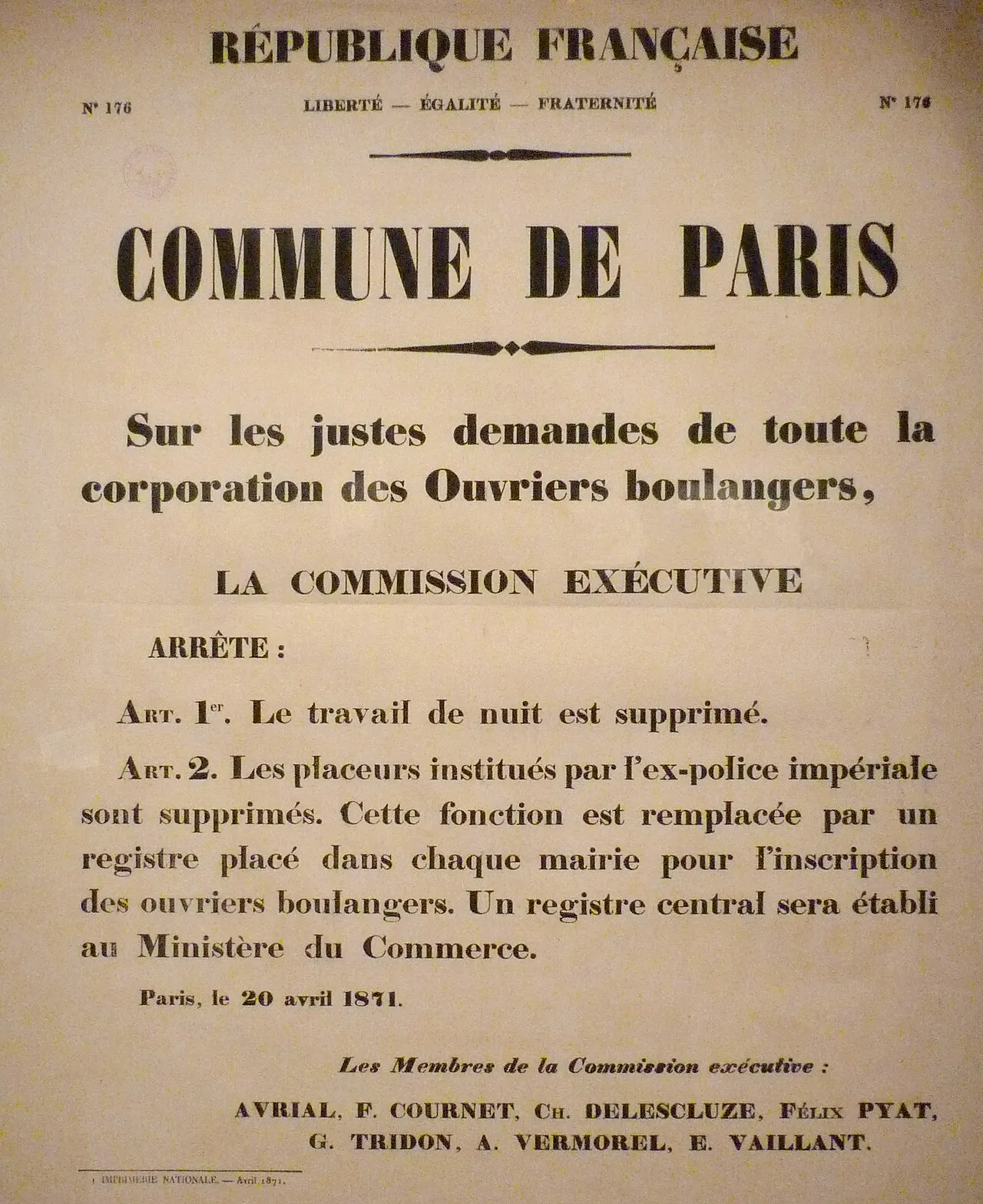 Affiche imprimée en noir sur papier clair, titrée « Commune de Paris », annonçant un arrêté en deux articles et signée des membres de la commission exécutive.