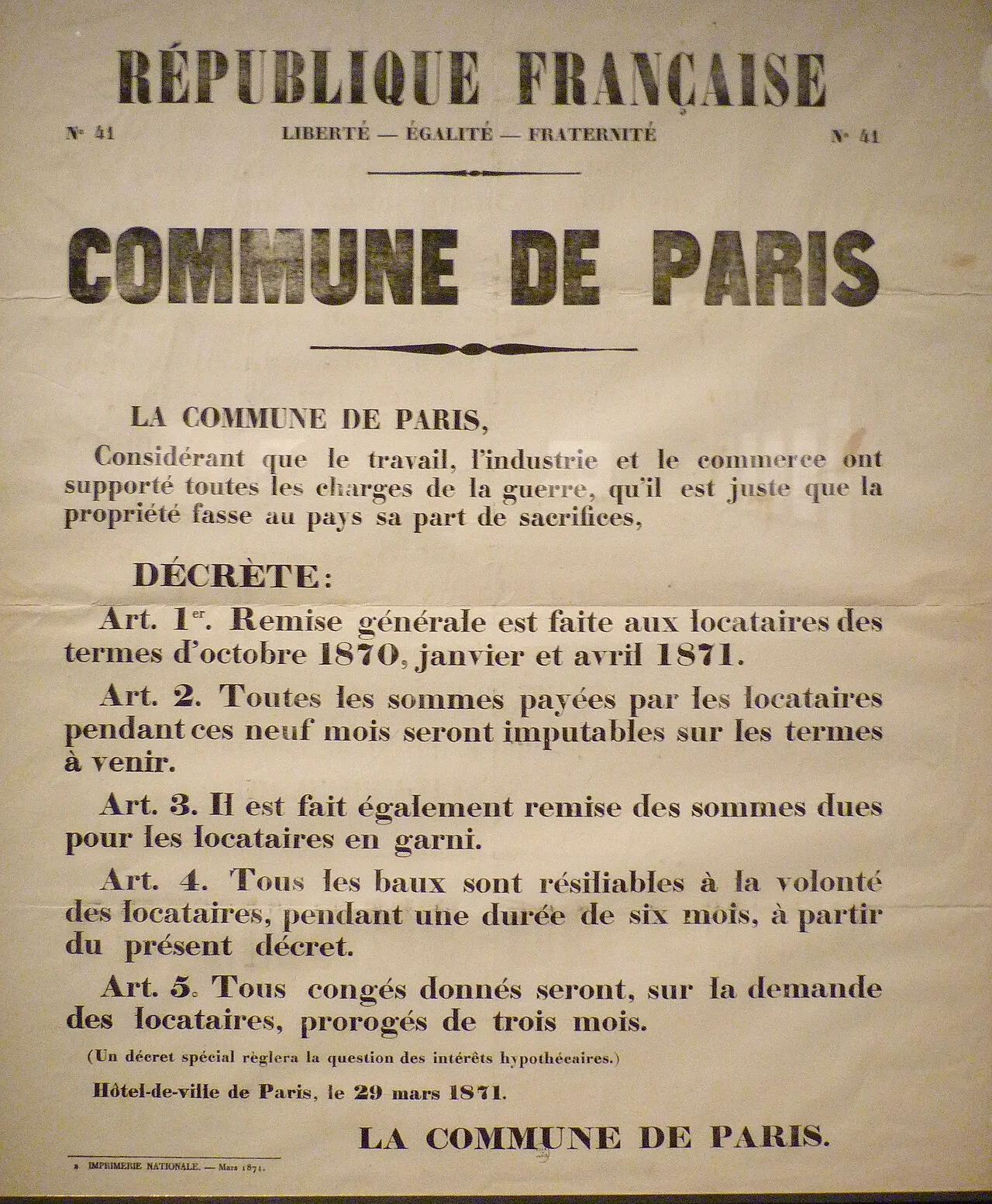 Affiche imprimée en noir sur papier clair, titrée « République française » puis « Commune de Paris », suivie d'un décret en cinq articles.
