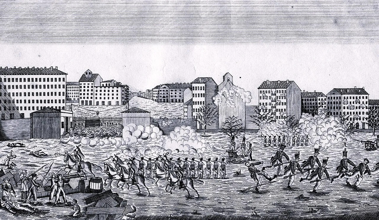 Gravure en noir et blanc : sur une place bordée d'immeubles, des soldats à pied et à cheval avancent dans la fumée des tirs ; à gauche, des civils armés s'abritent derrière des tonneaux et des planches, des corps gisent au sol.