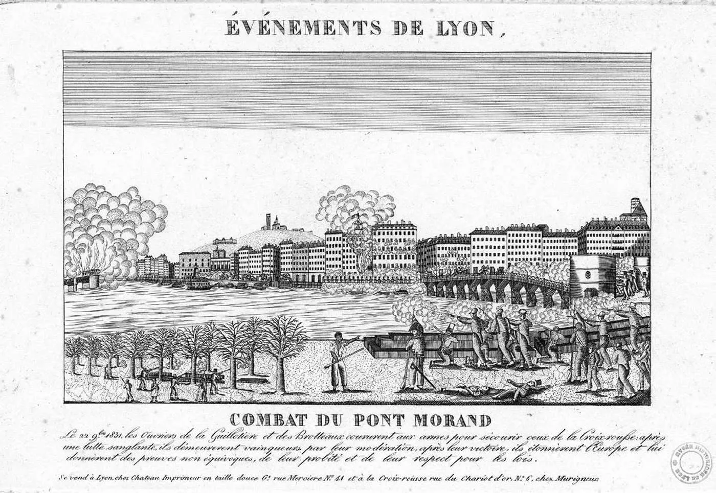 Estampe titrée « Événements de Lyon » : au premier plan, des hommes en civil tirent depuis la rive vers un pont de bois, dans la fumée ; la ville et la colline de Fourvière en arrière-plan.