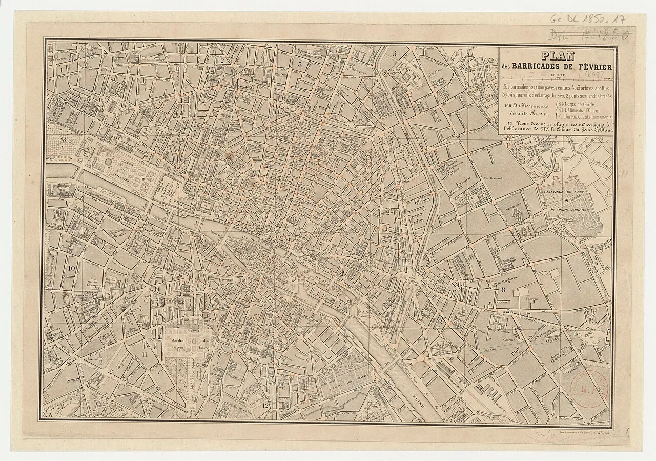 Plan ancien du centre de Paris de part et d'autre de la Seine ; de petits traits orangés marquent les barricades dans les rues.