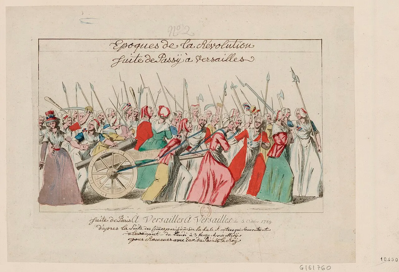 Estampe coloriée : un cortège de femmes armées de piques et de sabres tire un canon ; une légende manuscrite court sous l'image.